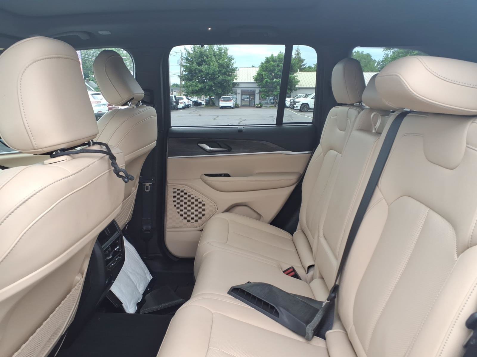 Used 2023 Jeep Grand Cherokee Limited w/ Luxury Tech Group II AWD/4WD image 17