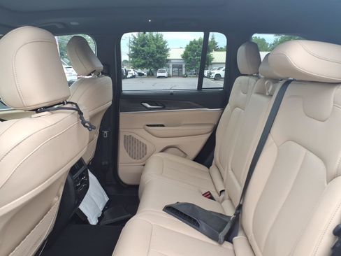 Certified 2023 Jeep Grand Cherokee Limited w/ Luxury Tech Group II AWD/4WD image 17