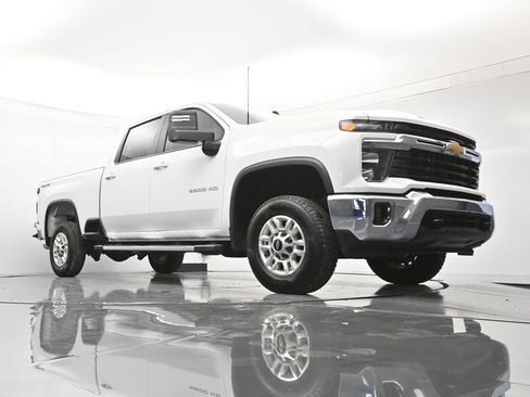 Used 2025 Chevrolet Silverado 2500 LT w/ Convenience Package AWD/4WD image 39