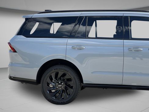 New 2025 Lincoln Navigator Reserve w/ Jet Appearance Package image 12