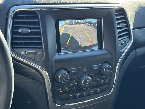 Used 2020 Jeep Grand Cherokee Laredo image 24