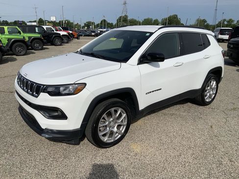 Used 2023 Jeep Compass Latitude AWD/4WD image 4