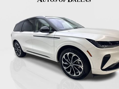 Used 2025 Lincoln Nautilus Reserve AWD/4WD image 12