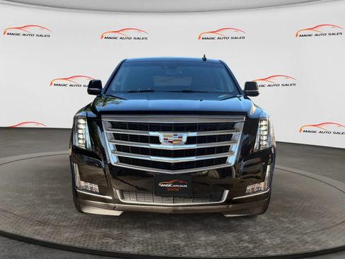 Used 2017 Cadillac Escalade Luxury AWD/4WD image 3