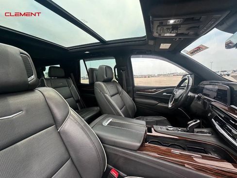 Used 2021 Cadillac Escalade Premium Luxury AWD/4WD image 18