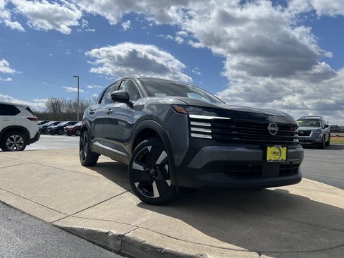 New 2025 Nissan Kicks SR image 18