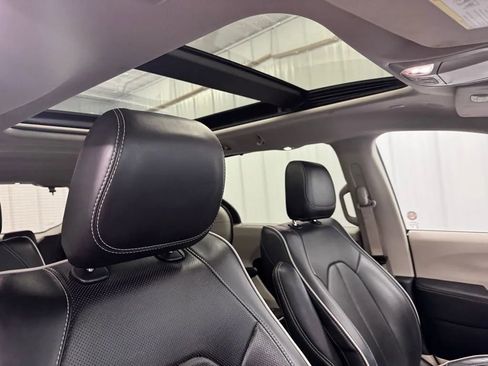 Used 2024 Chrysler Pacifica Limited FWD image 25