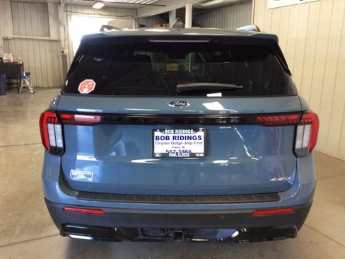 Used 2025 Ford Explorer ST-Line image 4