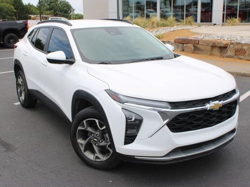 Used 2024 Chevrolet Trax LT w/ Driver Confidence Package FWD image 2