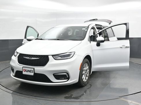 Used 2023 Chrysler Pacifica Touring-L FWD image 49
