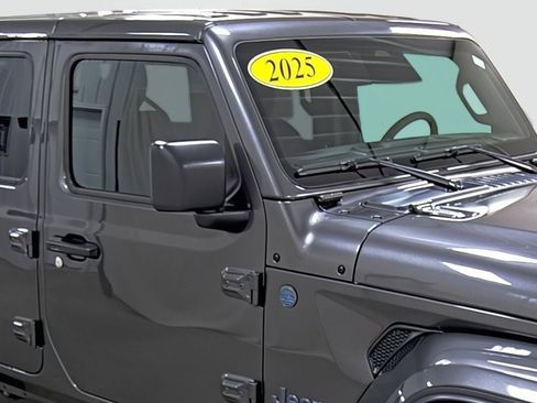 Used 2025 Jeep Wrangler Unlimited Sahara w/ Safety Group AWD/4WD image 15