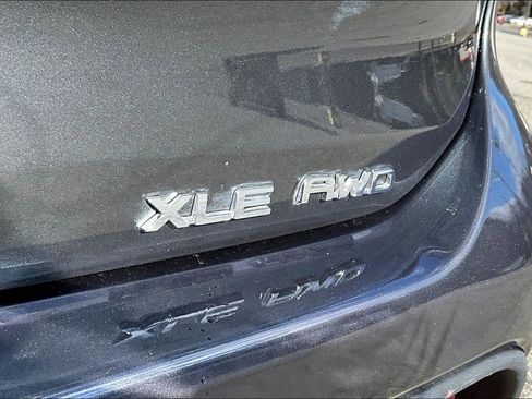 Used 2021 Toyota Highlander XLE AWD/4WD image 23