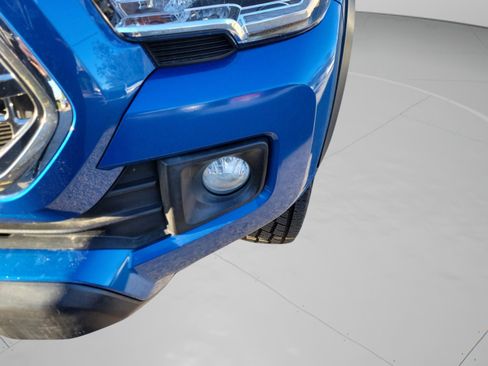 Used 2017 Toyota Tacoma TRD Off-Road w/ Premium & Technology Package image 28