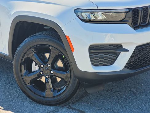 New 2025 Jeep Grand Cherokee Altitude AWD/4WD image 6