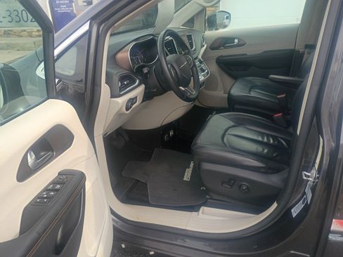 Used 2017 Chrysler Pacifica Touring-L FWD image 30