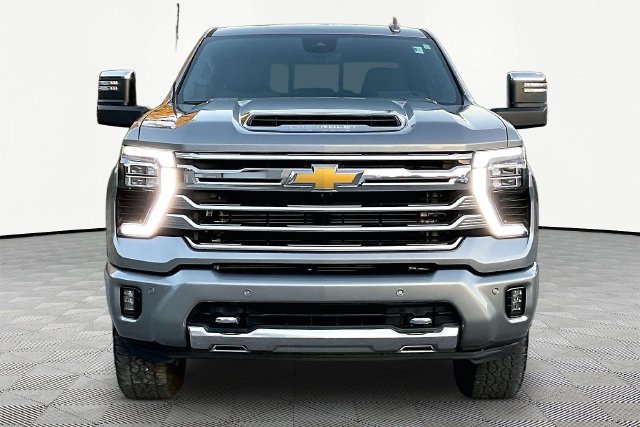 Used 2024 Chevrolet Silverado 2500 High Country w/ High Country Premium Package AWD/4WD image 2