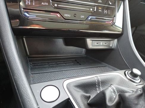 Used 2025 Volkswagen Jetta SE image 17