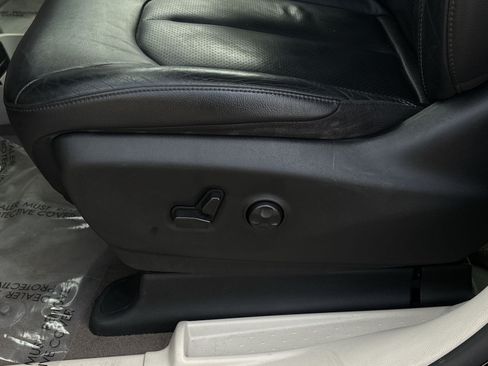 Used 2023 Chrysler Pacifica Touring-L FWD image 14
