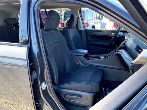 Certified 2023 Jeep Grand Cherokee Laredo w/ Luxury Tech Group I image 7