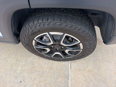 Used 2025 Jeep Compass Trailhawk AWD/4WD image 9