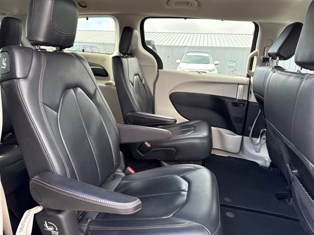 Used 2018 Chrysler Pacifica Touring-L FWD image 11