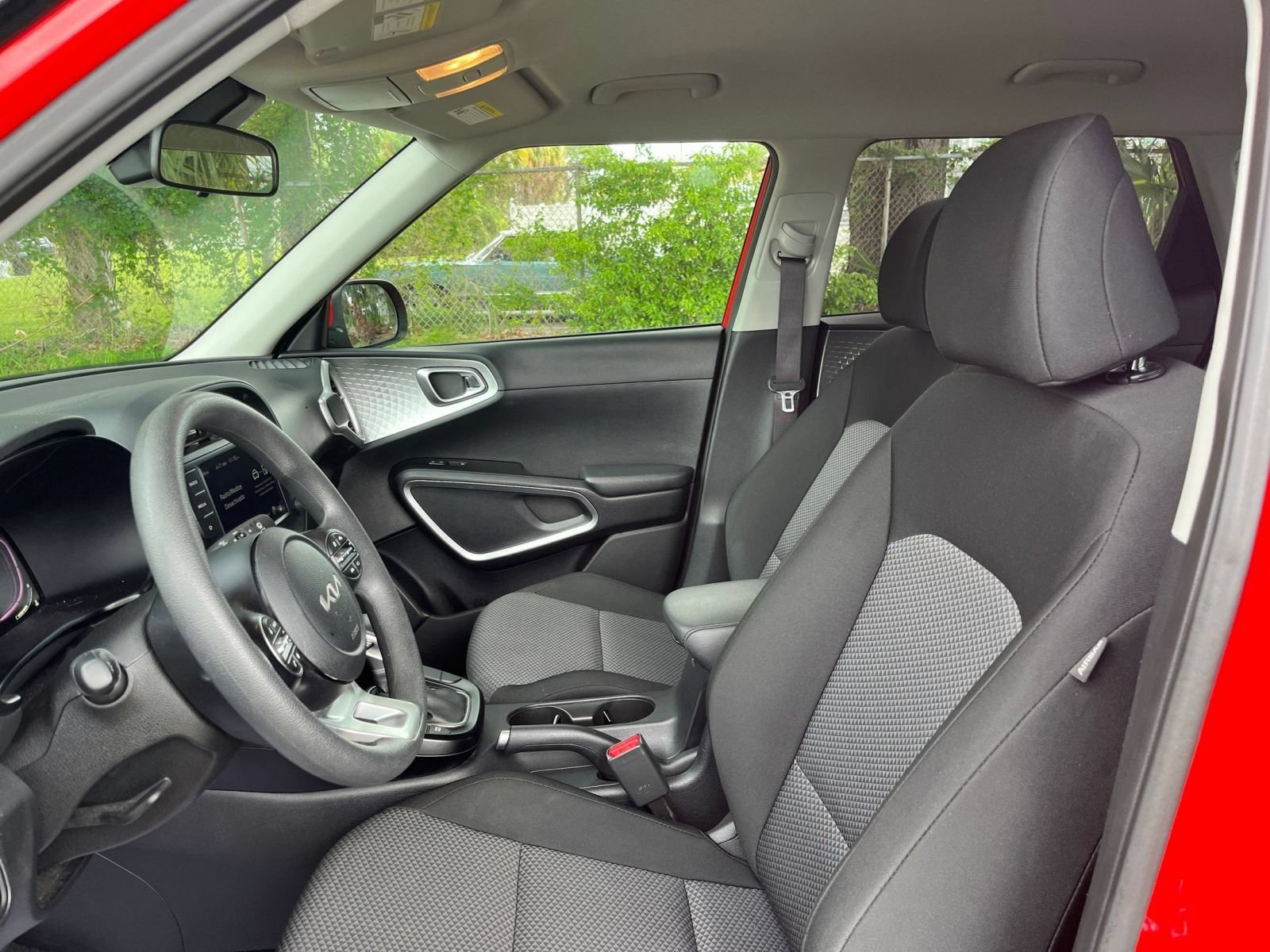 Used 2025 Kia Soul LX w/ LX Technology Package FWD image 24