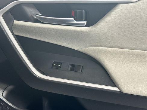 Used 2019 Toyota RAV4 XLE w/ Convenience Package FWD image 29