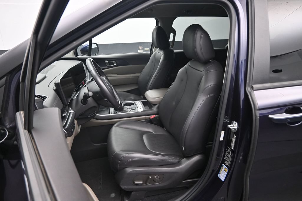 Used 2025 Kia Carnival FWD image 23