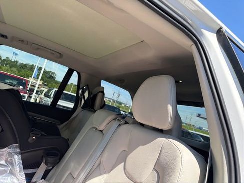 Used 2021 Volvo XC90 T5 Momentum w/ Climate Package FWD image 9