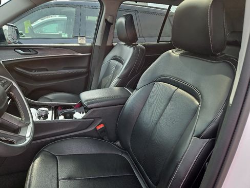 Used 2023 Jeep Grand Cherokee Limited w/ Luxury Tech Group II AWD/4WD image 8
