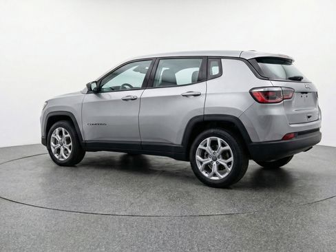 Used 2025 Jeep Compass Latitude image 6