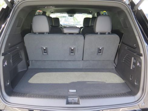 Used 2025 Chevrolet Traverse High Country w/ LPO, Roadside Safety Package FWD image 17