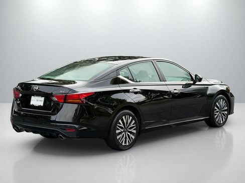 Used 2023 Nissan Altima 2.5 SV w/ SV Premium Package FWD image 7
