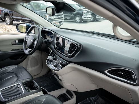 Used 2022 Chrysler Pacifica Touring-L FWD image 22