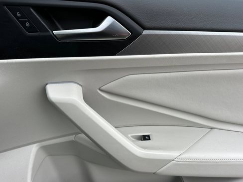 Used 2023 Volkswagen Jetta SE w/ Panoramic Sunroof Package image 17