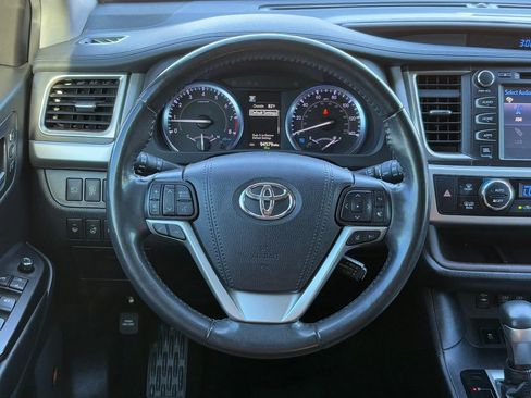 Used 2019 Toyota Highlander Limited Platinum image 18