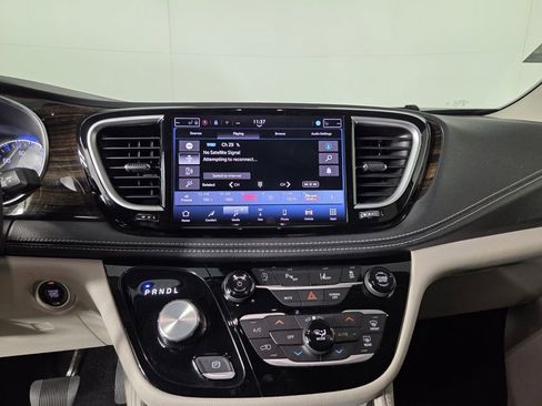 Certified 2024 Chrysler Pacifica Limited image 16