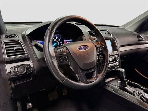 Used 2017 Ford Explorer XLT w/ Equipment Group 202A image 10