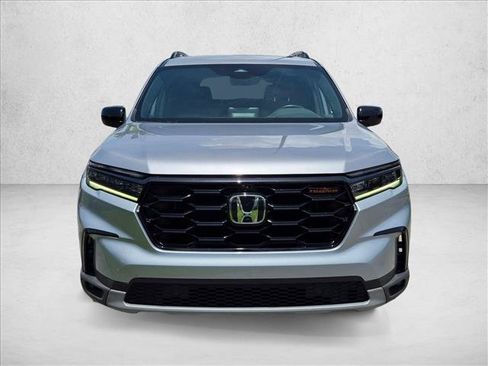 Used 2025 Honda Pilot TrailSport image 2