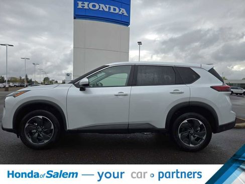 Used 2024 Nissan Rogue SV image 3