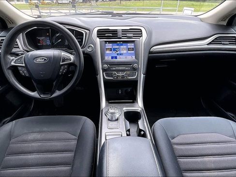 Used 2017 Ford Fusion SE w/ Fusion SE Technology Package FWD image 7