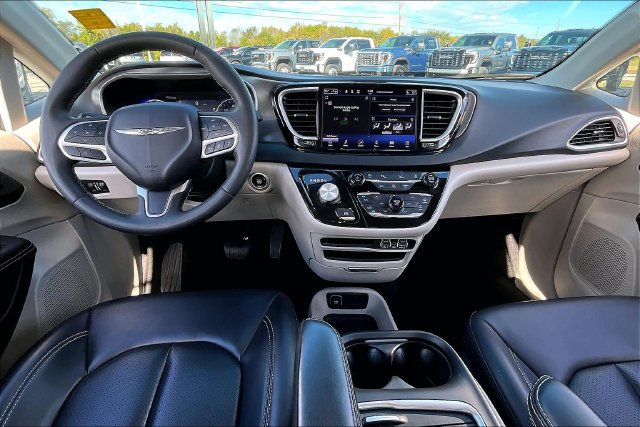 Used 2023 Chrysler Pacifica Touring-L FWD image 7