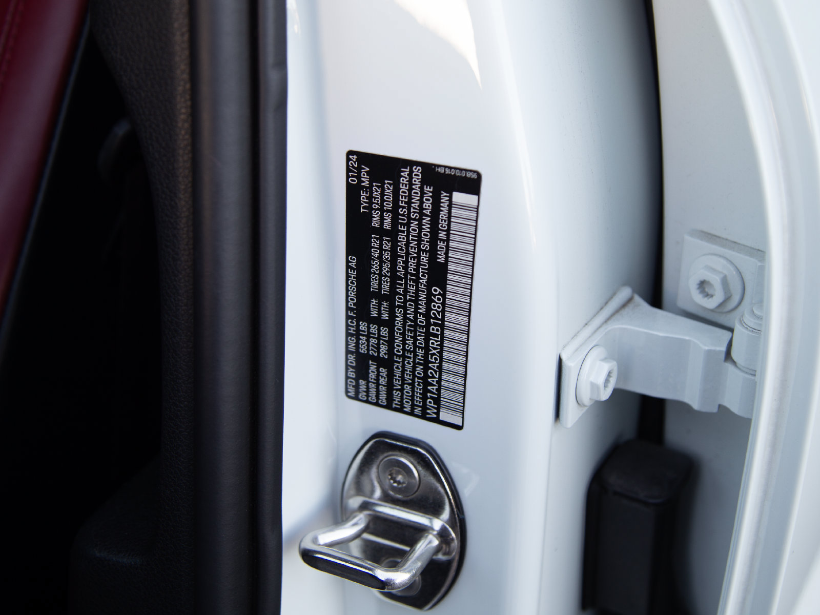 Certified 2024 Porsche Macan AWD/4WD image 19