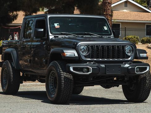 Used 2024 Jeep Gladiator Sport image 4