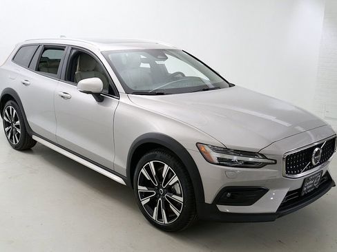 Certified 2025 Volvo V60 B5 Cross Country Ultra w/ Climate Package AWD/4WD image 4