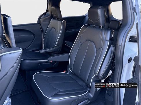 New 2026 Chrysler Pacifica Limited image 10