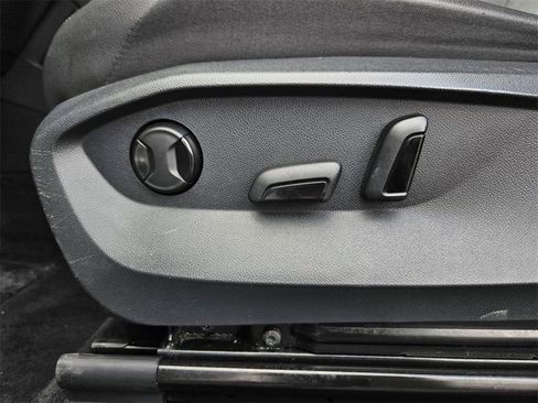 Used 2022 Volkswagen Tiguan SE image 25