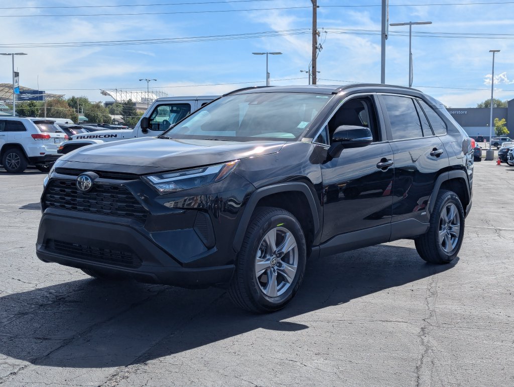 Used 2025 Toyota RAV4 XLE AWD/4WD image 9