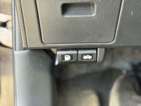 Used 2011 Nissan Versa Hatchback w/ Premium Pkg FWD image 17