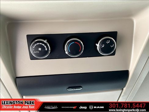 Used 2015 Chrysler Town & Country Touring w/ Driver Convenience Group FWD image 10